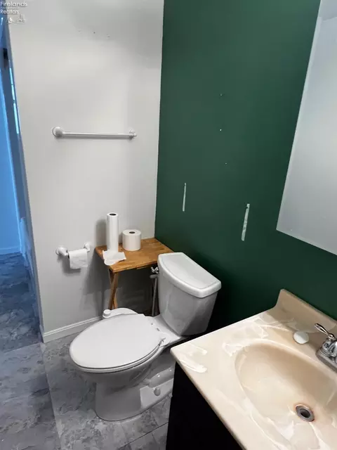 Bath - 908 Baldwin Ave, Elyria, OH 44035 photo 1 of 3