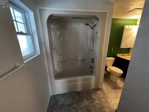 Bath - 908 Baldwin Ave, Elyria, OH 44035 photo 2 of 3