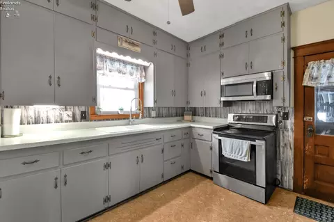 Kitchen - 419 Maplewood St, Willard, OH 44890 photo 3 of 4