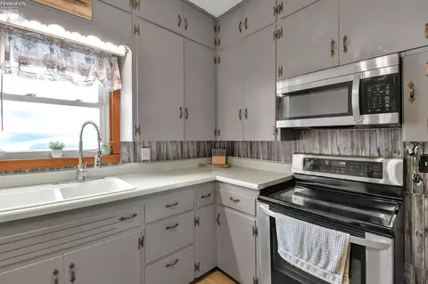 Kitchen - 419 Maplewood St, Willard, OH 44890 photo 4 of 4