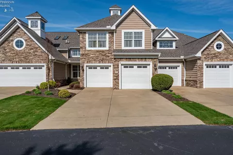 4439 E Harbors Edge Dr, Port Clinton, OH 43452