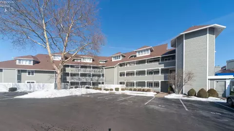 81 Marina Point Dr, Sandusky, OH 44870