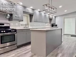 Kitchen - 155 Nelson St, Clyde, OH 43410 photo 5 of 6