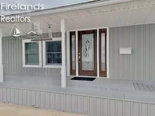 Exterior - 155 Nelson St, Clyde, OH 43410 photo 2 of 6