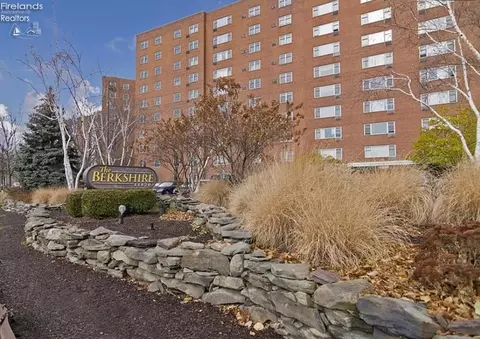 11820 Edgewater Dr #617, Lakewood, OH 44107