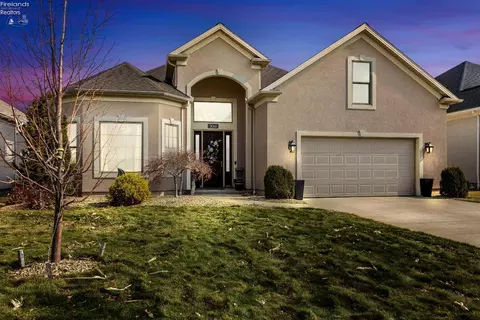 3014 Angels Pointe Dr, Sandusky, OH 44870