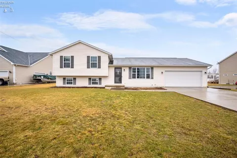 435 Burdine Dr, Oak Harbor, OH 43449