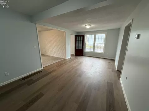 Living - 33 E League St, Norwalk, OH 44857 photo 2 of 3