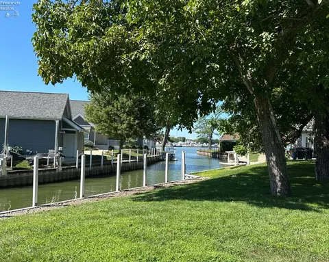 Exterior - 5784 E Carl St, Marblehead, OH 43440 photo 4 of 6