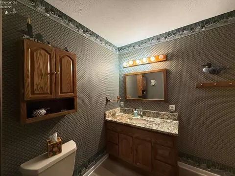 Bath - 5784 E Carl St, Marblehead, OH 43440 photo 3 of 5