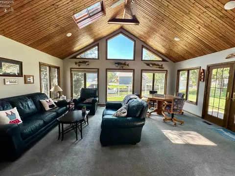Living - 5784 E Carl St, Marblehead, OH 43440 photo 2 of 5
