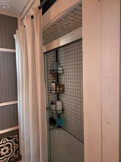 Bath - 535 Wilbor Ave, Huron, OH 44839 photo 3 of 8