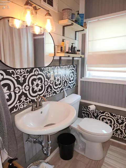 Bath - 535 Wilbor Ave, Huron, OH 44839 photo 6 of 8