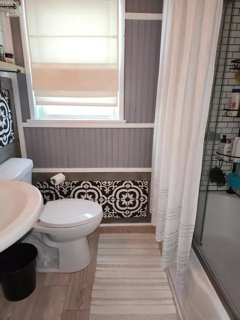 Bath - 535 Wilbor Ave, Huron, OH 44839 photo 2 of 8