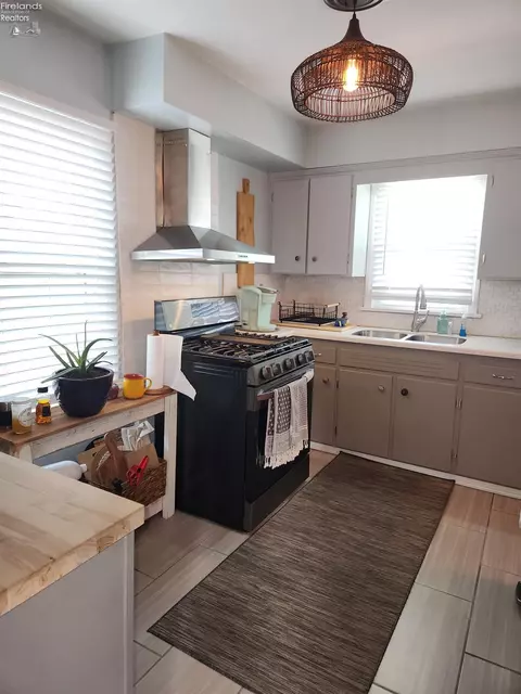 Kitchen - 535 Wilbor Ave, Huron, OH 44839 photo 2 of 22