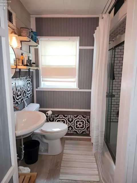 Bath - 535 Wilbor Ave, Huron, OH 44839 photo 1 of 8