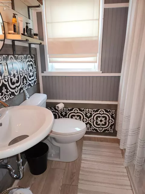 Bath - 535 Wilbor Ave, Huron, OH 44839 photo 5 of 8