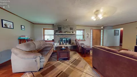 Living - 647 Spangler St, Willard, OH 44890 photo 3 of 4