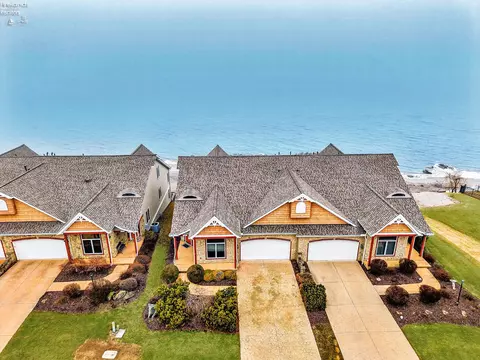 4319 Shore Dr, Lorain, OH 44053
