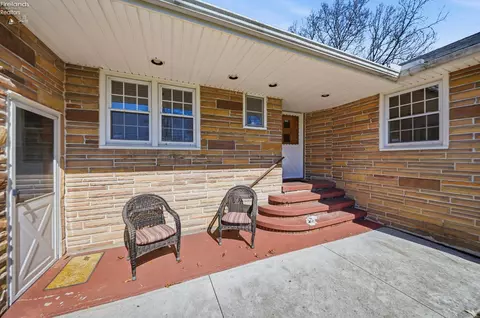 Exterior - 1073 Rosealee Ave, Elyria, OH 44035 photo 7 of 8