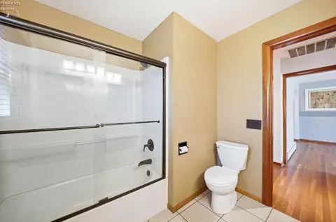 Bath - 1073 Rosealee Ave, Elyria, OH 44035 photo 2 of 5