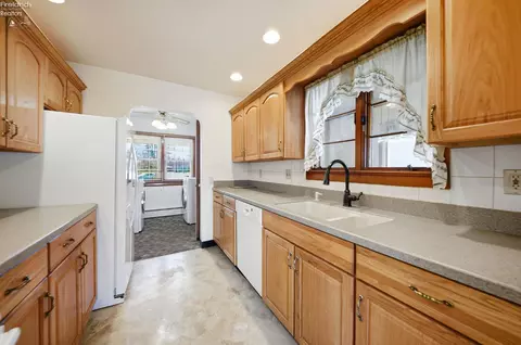 Kitchen - 1073 Rosealee Ave, Elyria, OH 44035 photo 4 of 4