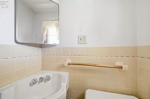 Bath - 1073 Rosealee Ave, Elyria, OH 44035 photo 3 of 5