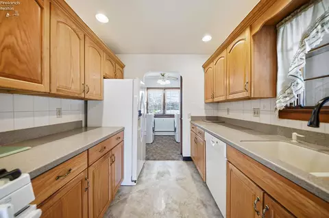 Kitchen - 1073 Rosealee Ave, Elyria, OH 44035 photo 3 of 4