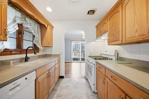 Kitchen - 1073 Rosealee Ave, Elyria, OH 44035 photo 2 of 4
