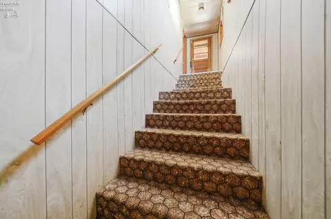 Entry Way - 1073 Rosealee Ave, Elyria, OH 44035 photo 3 of 4
