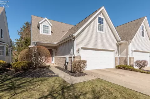 18608 Southporte Dr, Strongsville, OH 44136