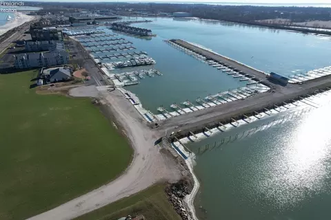 925 W Lakeshore Dr, Port Clinton, OH 43452