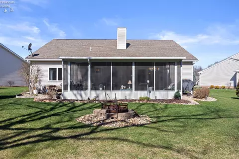 Exterior - 329 Lighthouse Oval, Marblehead, OH 43440 photo 7 of 11