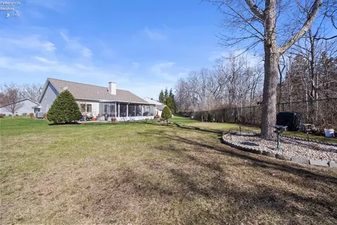 Exterior - 329 Lighthouse Oval, Marblehead, OH 43440 photo 8 of 11