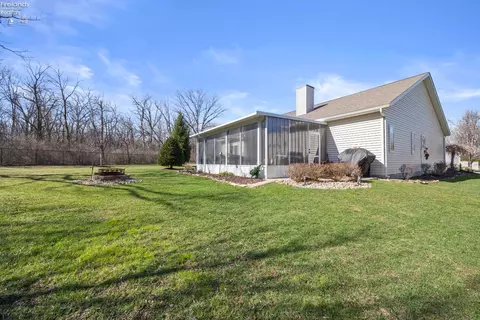 Exterior - 329 Lighthouse Oval, Marblehead, OH 43440 photo 6 of 11