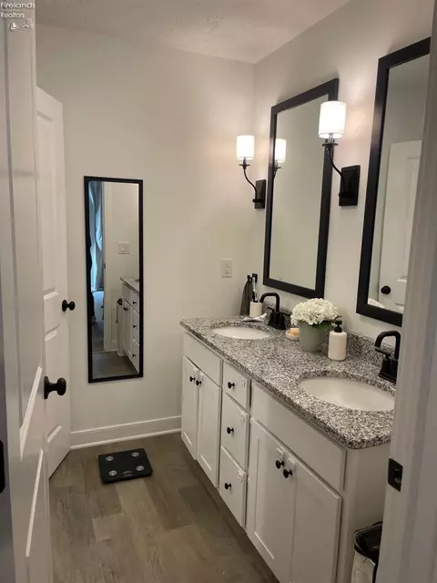 Bath - 401 River Run Dr, Elyria, OH 44035 photo 2 of 5