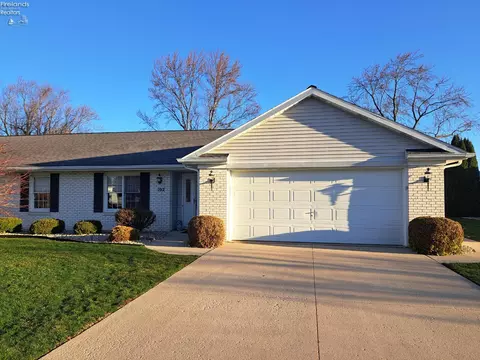 102 Cottage Grove Dr, Fremont, OH 43420