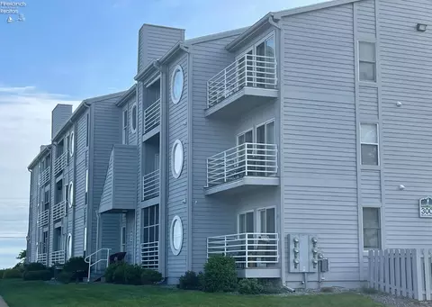 304 Clinton Reef Dr, Port Clinton, OH 43452