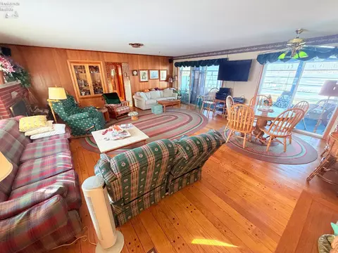 Living - 7631 E Downend Dr, Marblehead, OH 43440 photo 2 of 4
