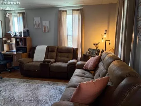 Living - 376 E Perry St, Tiffin, OH 44883 photo 3 of 3