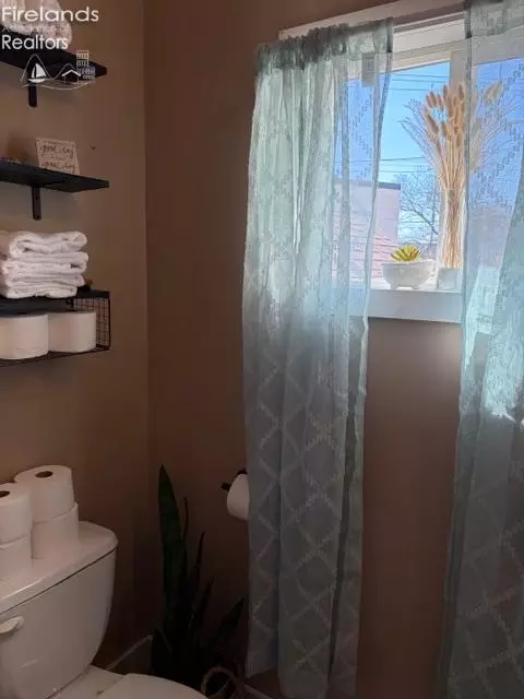 Bath - 376 E Perry St, Tiffin, OH 44883 photo 1 of 3