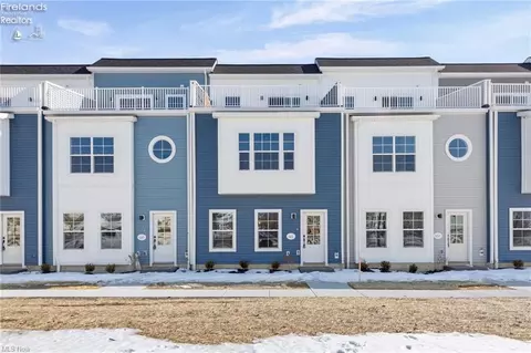 461 Harbor Ln, Lorain, OH 44052