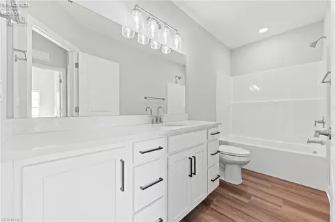 Bath - 457 Harbor Ln, Lorain, OH 44052 photo 1 of 3
