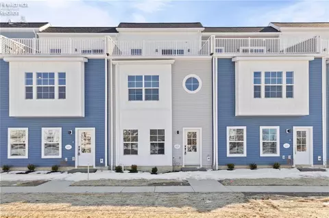 457 Harbor Ln, Lorain, OH 44052