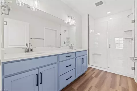 Bath - 457 Harbor Ln, Lorain, OH 44052 photo 3 of 3