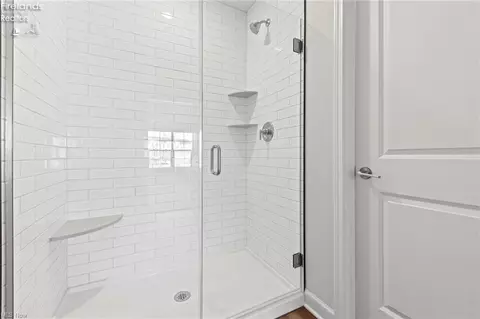 Bath - 457 Harbor Ln, Lorain, OH 44052 photo 2 of 3
