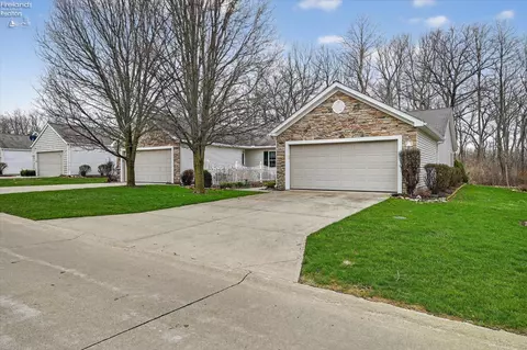 Exterior - 340 Lighthouse Oval, Marblehead, OH 43440 photo 5 of 11