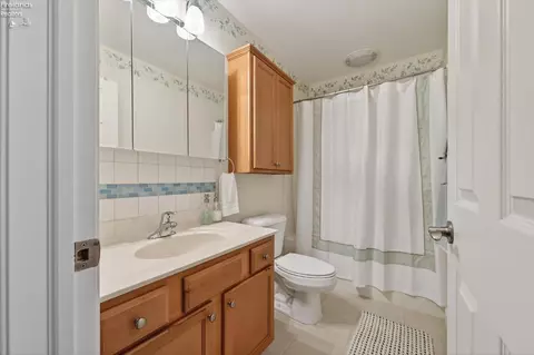 Bath - 340 Lighthouse Oval, Marblehead, OH 43440 photo 1 of 4