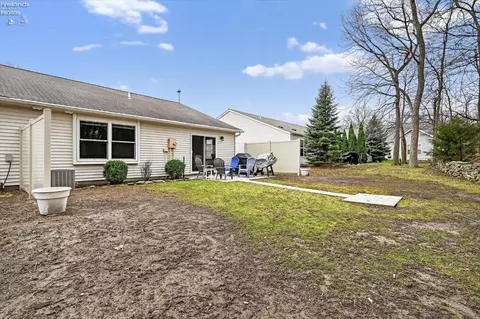 Exterior - 340 Lighthouse Oval, Marblehead, OH 43440 photo 8 of 11