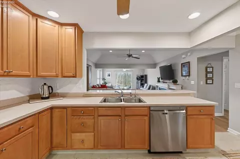 Kitchen - 340 Lighthouse Oval, Marblehead, OH 43440 photo 4 of 4